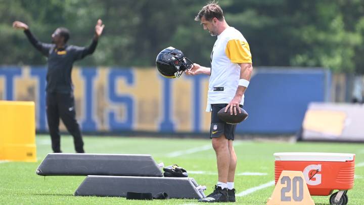 Aaron Rodgers dislikes his new helmet: It looks like a damn spaceship