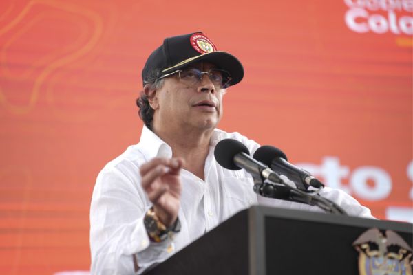 Petro acusa a Uribe de desconocer el genocidio del partido de izquierda Unión Patriótica
