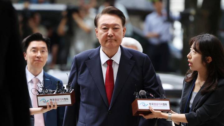 Ex-President Yoon resists questioning in prison, strips to avoid warrant