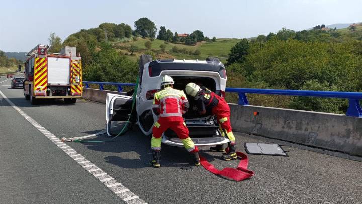 Un coche corta la A-8 a la altura de Valdáliga tras volcar en sentido Santander