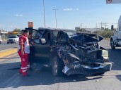 Choque entre camionetas deja daños materiales en la carretera Torreón