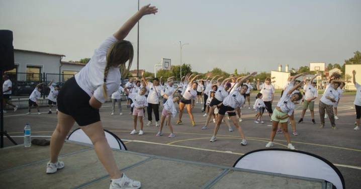 Los vecinos de San Cibrao das Viñas bailan a ritmo de zumba