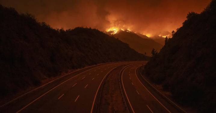 Continúa la lucha contra los incendios que recorren España y dejan dos muertos y docenas de heridos a su paso