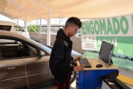 Madrugan automovilistas; largas filas en centros de verificación