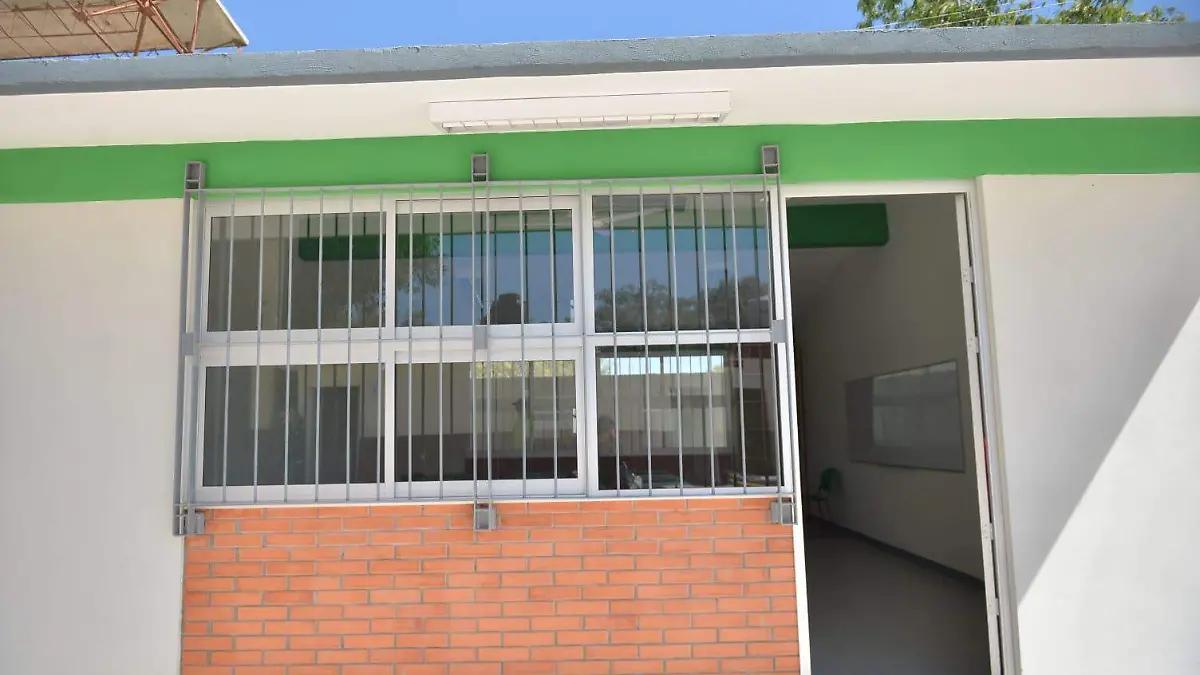 Entregan aulas, útiles y uniformes escolares en la Huasteca