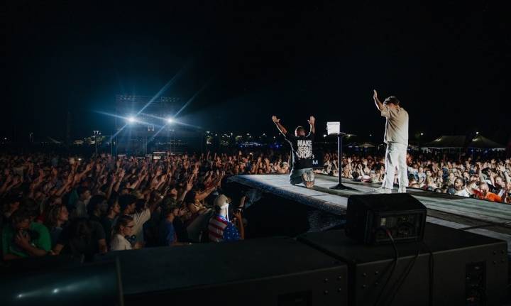 "Corriendo hacia Jesús": 45.000 asisten al evento de evangelismo Amplify 2025