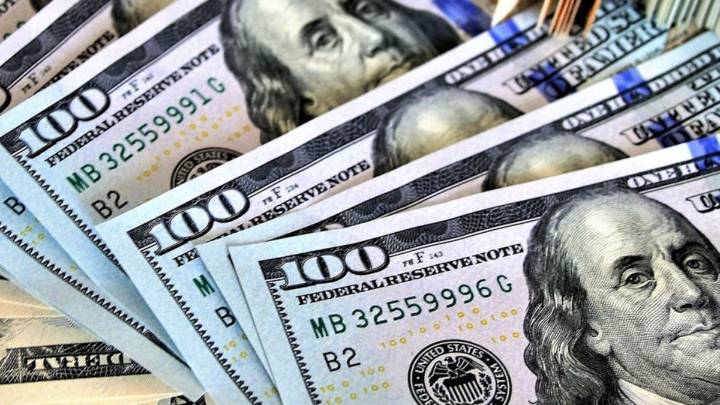 El dólar blue vuelve a registrar una leve baja, mientras el oficial se mantiene