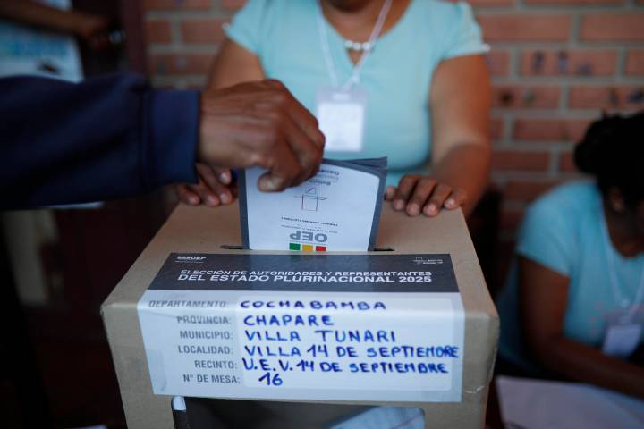 Opositor Reyes Villa pide a los bolivianos que voten "para fortalecer la democracia"