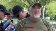 Arrestan a un hombre por quemar la bandera de Estados Unidos frente a la Casa Blanca