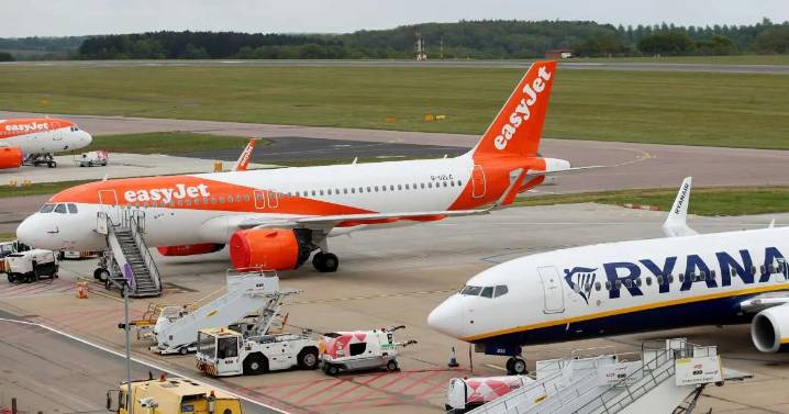 Vuelo Easyjet regresa a Lyon tras pasajero intentar forzar entrada a cabina