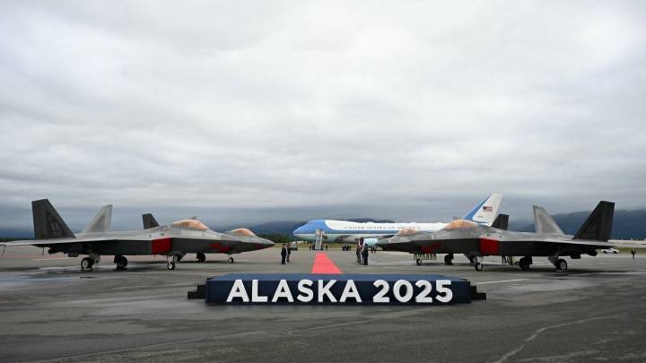 Aviones bombarderos de la más alta tecnología sorprendieron a Putin cuando volaron por encima de su cabeza tras saludo con Trump en Alaska