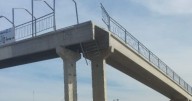 Dos personas se cayeron en moto de un puente peatonal sobre la Ruta 22 en Regina: cuál es su estado de salud