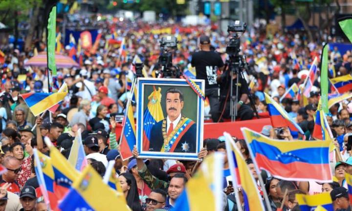 Juventud venezolana marcha en respaldo a Nicolás Maduro