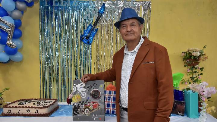 Celebra Julio Salazar aniversario rodeado de familia y amigos