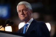 Bill Clinton, ex presidente de EU, es captado con un desfibrilador portátil