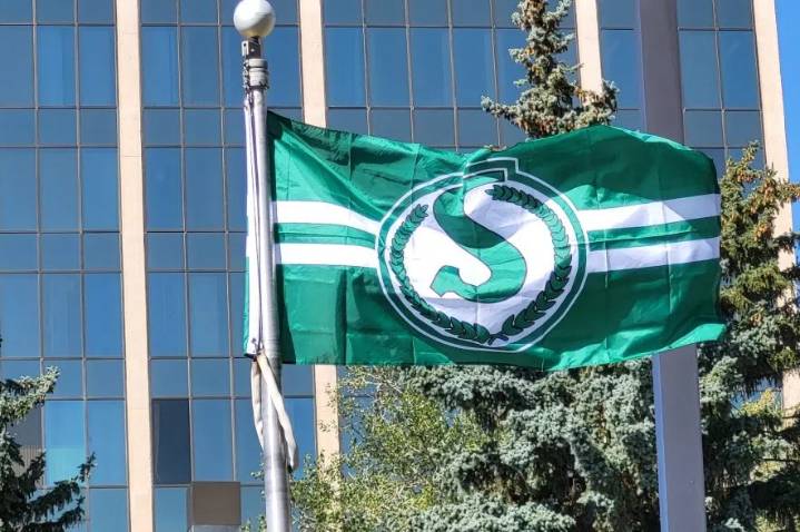 Regina’s City Hall raises Rider flag ahead of Labour Day Classic