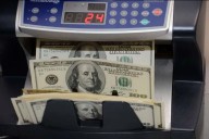 El Gobierno volvió a absorber pesos, cayó la tasa, y el dólar se mantuvo estable