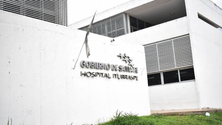 Cuál es el estado de salud de la pareja y la adolescente trasladadas desde la vivienda donde un policía está atrincherado