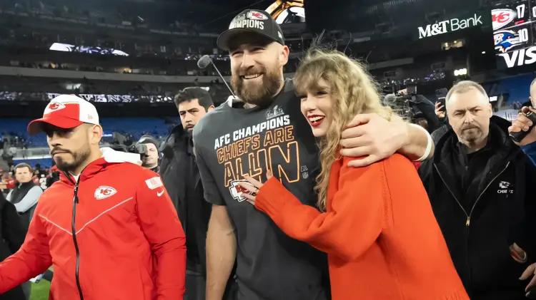 Taylor Swift muestra anillo de compromiso con posible mensaje oculto de Travis Kelce