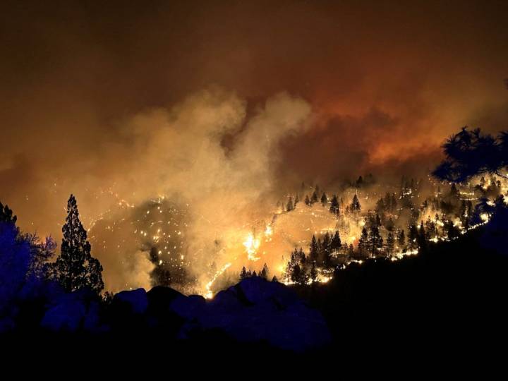 Growing wildfires in Oregon and California threaten homes, prompt evacuations