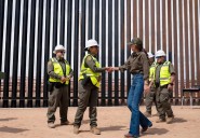 EE UU pinta de negro el muro con México para que se caliente y los inmigrantes no puedan escalarlo