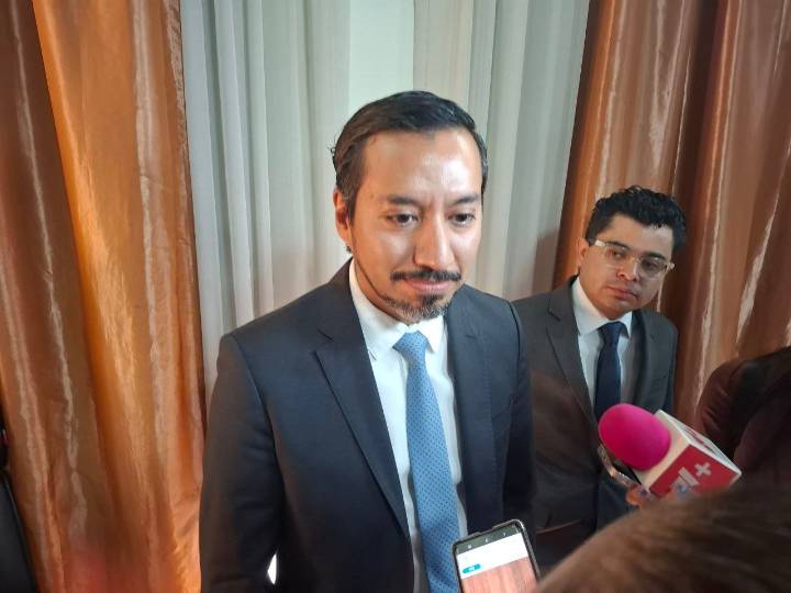 Acusan a regidor de beneficiar a exalumnas con recursos públicos; él no niega