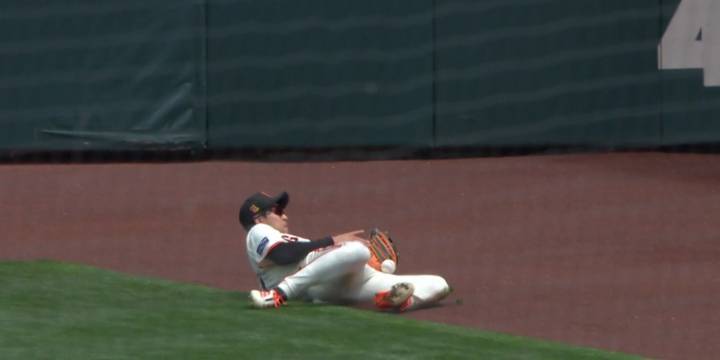 Jung Hoo Lee makes catch with his knees