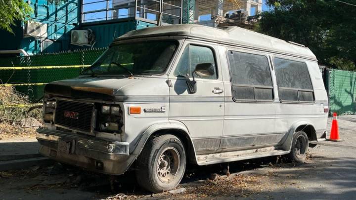 Vehículos abandonados 'se adueñan' de estacionamientos en el Centro de Monterrey