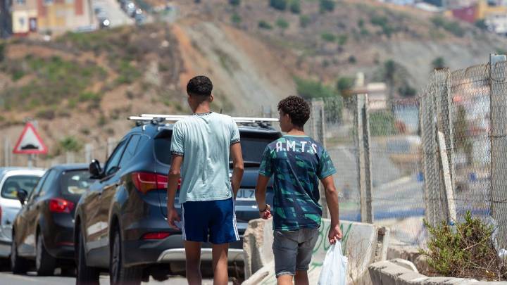 Llegan a Gijón los diez primeros menores migrantes solicitantes de asilo que viajaron este lunes desde Canarias