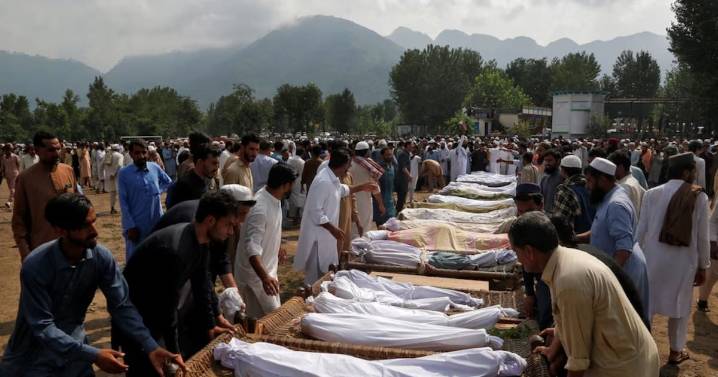 Inundaciones arrasan aldeas en Pakistán y dejan cientos de muertos