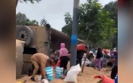 Callao: vuelca camión y vecinos saquean cargamento de trigo