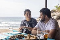 El verano de María Gómez de Magoga: fines de semana en La Manga, música de Arde Bogotá y gazpacho con "bien de vinagre"