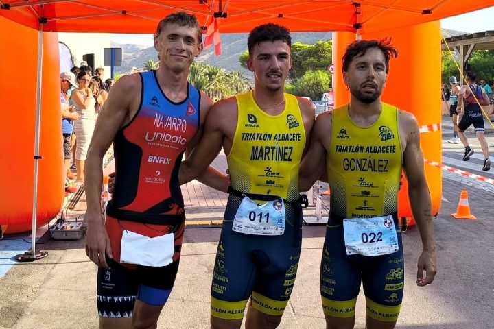 Más de 250 deportistas compitieron en el acuatlón solidario de La Azohía