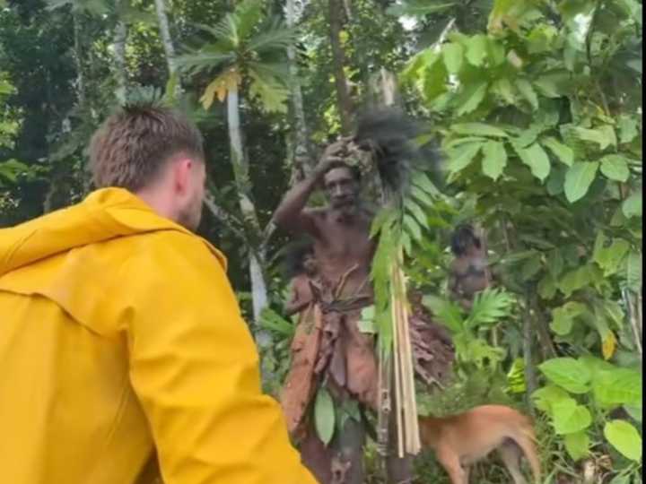La simple estrategia de Dara Tah, el polémico influencer irlandés, para conquistar una tribu salvaje