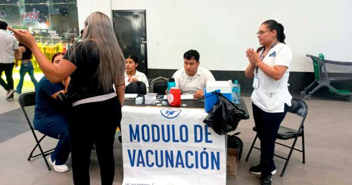 Instalan en centros comerciales módulos de vacunación contra sarampión
