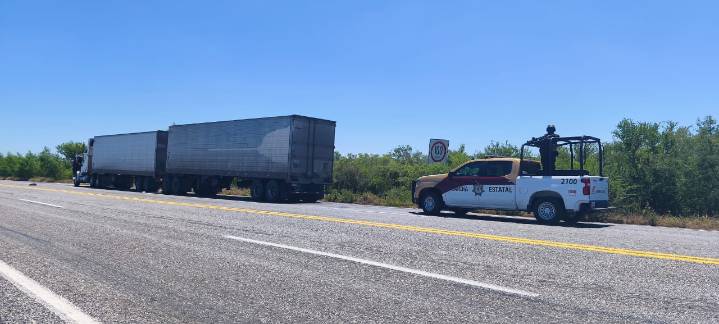 Guardia Estatal apoya a transportista ante falla mecánica