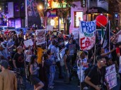 "Liberen a DC": Washington protesta con carteles contra la "toma hostil" de Donald Trump y la presencia de la Guardia Nacional