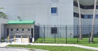 Siete oficiales de prisión acusados por brutal golpiza a recluso en Miami