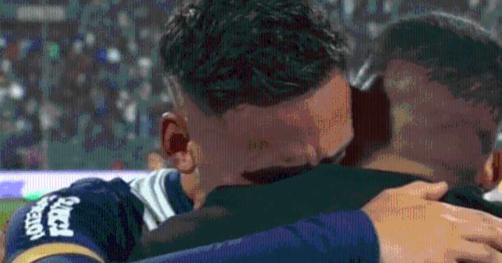 Kevin Quevedo interrumpe entrevista a Erick Noriega para abrazarlo tras jugar su último partido en Alianza Lima