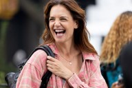 Katie Holmes dice que en otoño vuelven las camisas de siempre (y vuelven ASÍ)