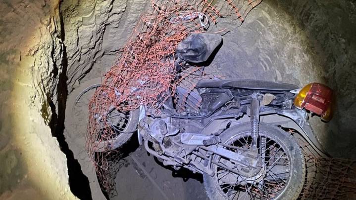 Vecino intenta rescatar a motociclista y ambos caen en un pozo en Córdoba