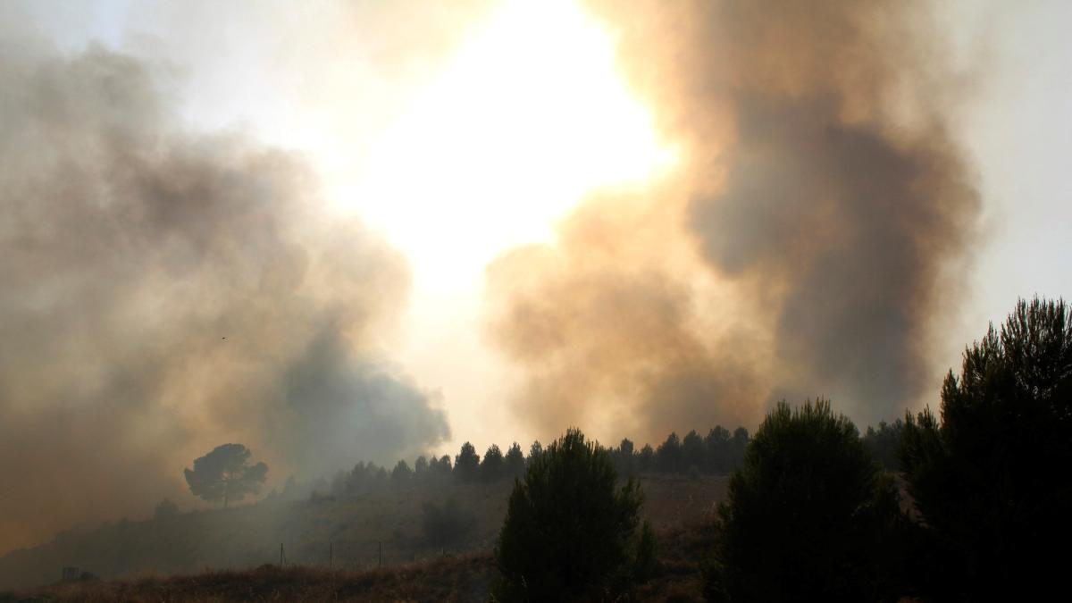 Confinadas 600 personas en dos balnearios de Albacete por un incendio forestal