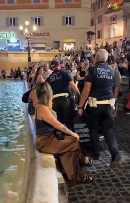 ¡Nooo, la politzia!: argentina fue expulsada de la Fontana di Trevi por meter sus pies al agua
