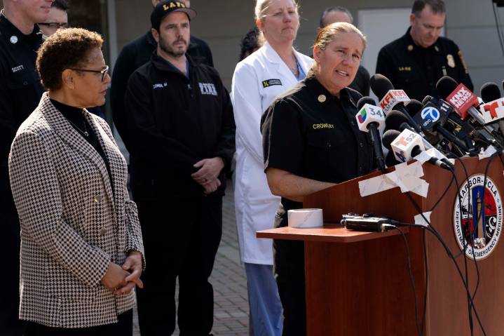 Ex jefa de LAFD demanda a alcaldesa de Los Ángeles Karen Bass