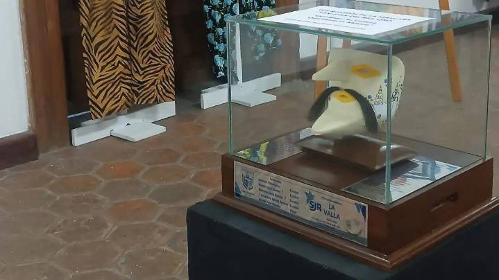 Artesanos y xhitases de La Valla donan máscara de madera a Zacatecas