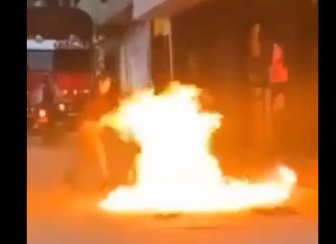 ¡Mujer incendia moto! Un ataque de celos viral en San Roque, Antioquia