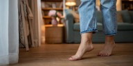 ¿Qué tan malo es caminar descalzo en casa? Las respuestas de los médicos pueden sorprenderte.