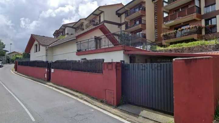 Así es la casa okupada con "impresionantes vistas a la bahía de La Concha" que se vende en Donostia
