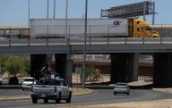 Camioneros inmigrantes en EEUU temen más restricciones tras suspensión de visas de Trump