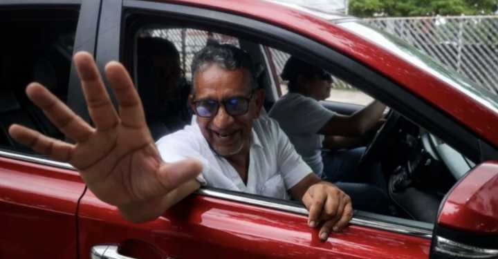Liberan al principal organizador de la caravana de migrantes tras seis días de su arresto
